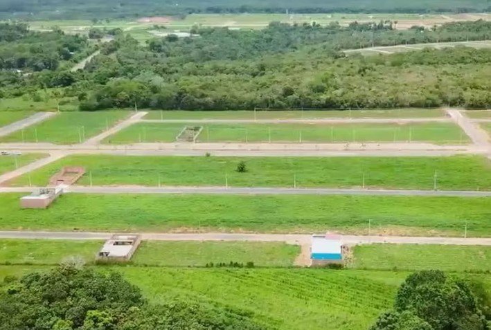 Quadras de lotes demarcadas cercadas de área verde preservada