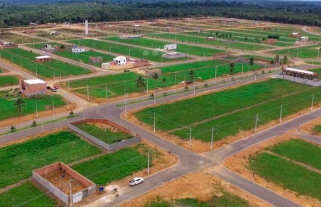Ruas asfaltadas com iluminação pública e meio-fio no Nova Amazonas